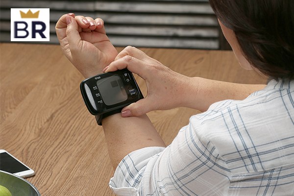 https://cdn17.bestreviews.com/images/v4desktop/image-full-page-600x400/07-how-accurate-are-omron-wrist-blood-pressure-monitors-16ba0f.jpg?p=w900