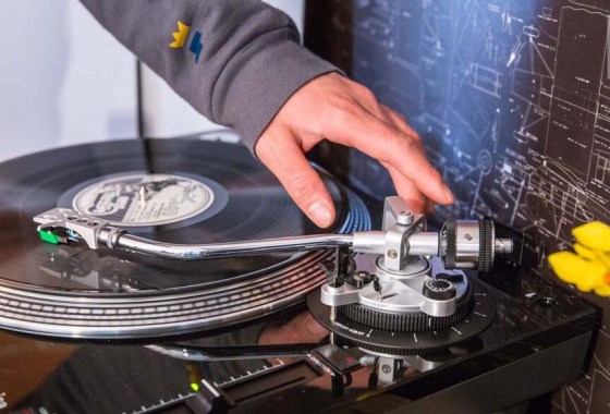 Best record player with speakers